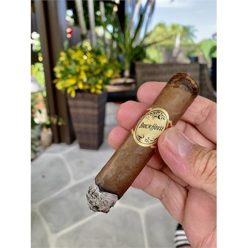 Brick House Toro 6  * 52