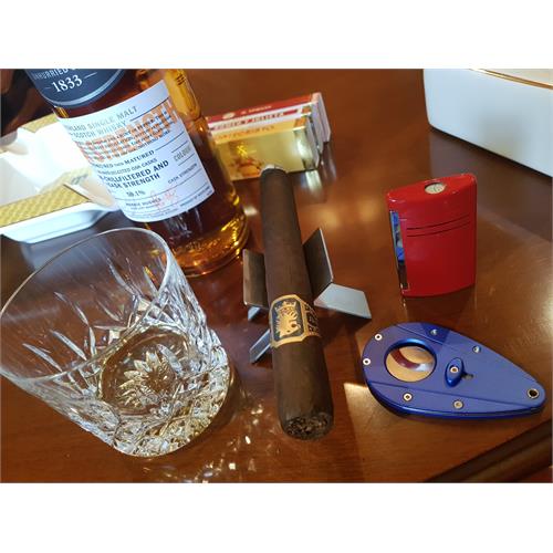 Liga Undercrown Maduro Corona Doble 7  * 54